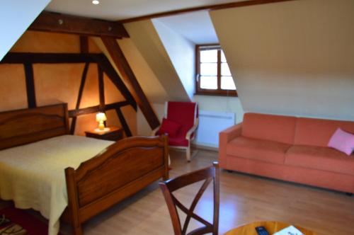 A seating area at Hôtel Restaurant À la ville de Nancy