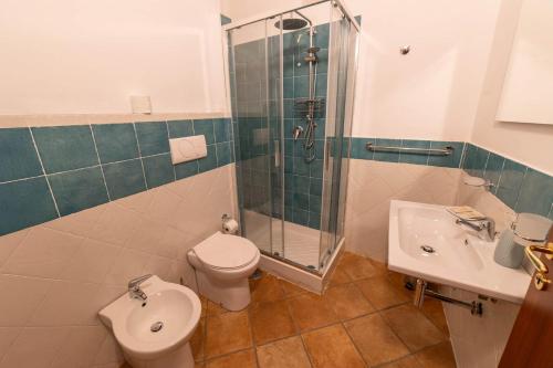a bathroom with a toilet and a shower and a sink at Tenuta Le Tre Rose in Vibonati