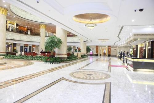 a lobby of a shopping mall with people walking in it at Empark Grand Hotel Fuzhou in Fuzhou