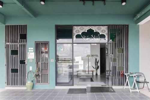 un accès à un bâtiment avec une porte en verre dans l'établissement OYO 90399 Green Home Hotel (syariah), à Kuala Lumpur