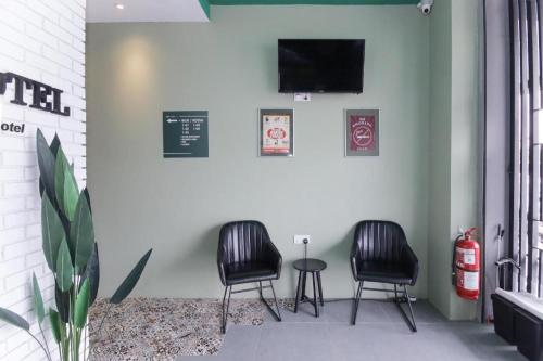 Télévision ou salle de divertissement dans l'établissement OYO 90399 Green Home Hotel (syariah)