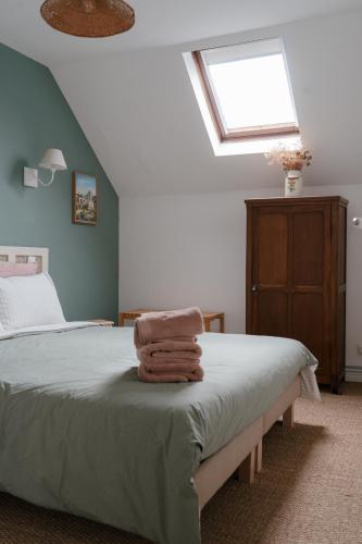 une chambre avec un lit avec des serviettes dessus dans l'établissement Gîte Les Caves aux Fièvres - Maison avec jardin près de Chinon, à Beaumont-en-Véron