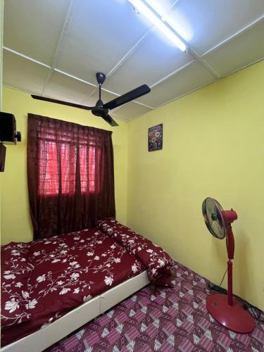 Ένα ή περισσότερα κρεβάτια σε δωμάτιο στο Bakawali Homestay - Bukit Beruntung for musliim only
