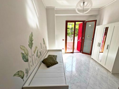 een woonkamer met een bank met een kussen erop bij Vertigo in Casoria