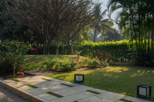 Taman di luar Mukta Niwas
