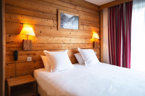 Postel nebo postele na pokoji v ubytování Hotel Alpen Roc