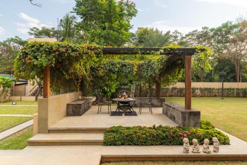 Taman di luar Mukta Niwas