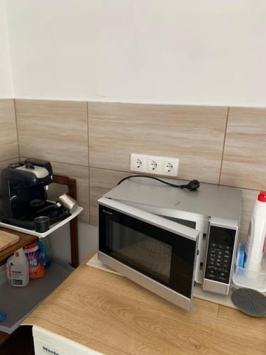 a microwave oven sitting on top of a kitchen counter at Panda apartman in Esztergom