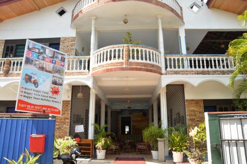 Muka bangunan atau pintu masuk Hotel Happy Tuna