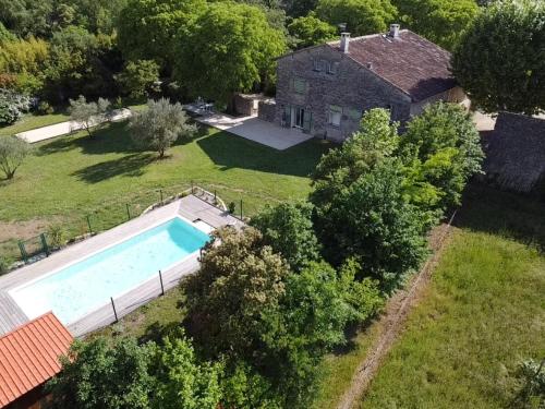 une vue aérienne d'une maison avec piscine dans l'établissement Bastide Terrieu - domaine avec piscine et terrain de boules, climatisation, à Saint-Mathieu-de-Tréviers
