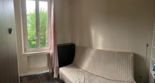 une chambre avec un lit et une fenêtre dans l'établissement La Terrasse 4 Cannes French Riviera, à Cannes