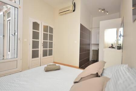 - une chambre blanche avec un lit et une salle de bains dans l'établissement La Terrasse 4 Cannes French Riviera, à Cannes