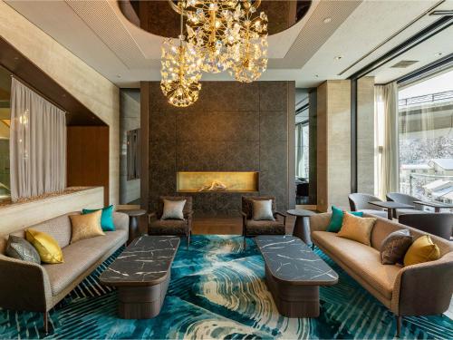 eine Lobby mit Sofas und einem Kronleuchter in der Unterkunft Executive Suite SUIREI in Jozankei