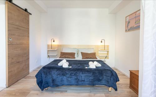 une chambre avec un grand lit avec des serviettes dessus dans l'établissement Le Marcel, pretty 1 room apartment next to Antique Theater, à Vienne