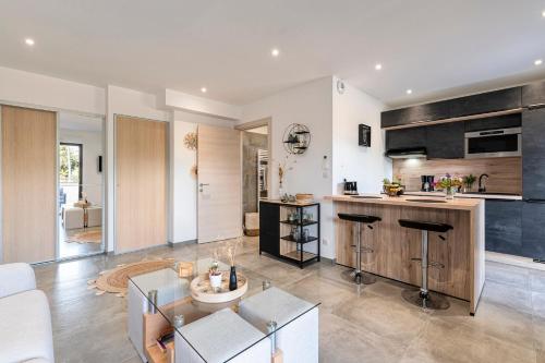 une cuisine et un salon avec une table et des chaises dans l'établissement Les Vagues d'Agosta, à Albitreccia