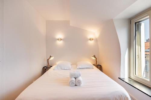 une chambre avec un lit avec deux serviettes dessus dans l'établissement Le Cosy de la Craffe - Proche Porte Désilles, à Nancy