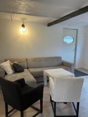 ヘアニングにあるPrivate apartment Herningのソファとテーブルのあるリビングルーム