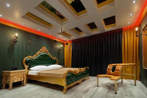 Postel nebo postele na pokoji v ubytování Mask Hotel