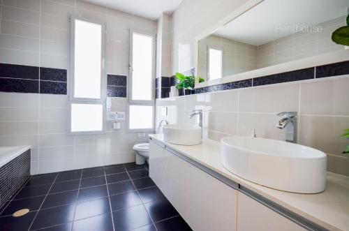 Ένα μπάνιο στο YalaRent incredible Penthouses with all over sea view