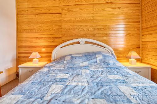 Ένα ή περισσότερα κρεβάτια σε δωμάτιο στο Maison Calme Dans Un Beau Jardin