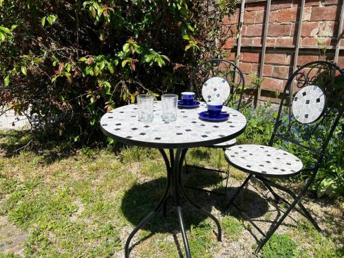a table and two chairs with glasses on it at Ferienhaus Kreuttal in Hautzendorf