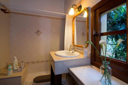 a bathroom with a sink and a mirror at Fontanales Pelibuey by Villas Rivero in Moya