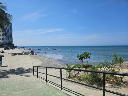 GairaにあるApartamento con piscina cerca al mar Amoblado Rodadero Surの海の人と海の人と一緒のビーチ