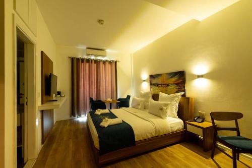 a hotel room with a bed and a table and chairs at Mateus Hotel & Pool in Jounieh