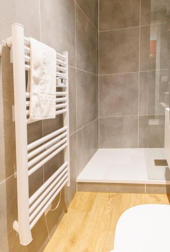 La salle de bains est pourvue d'une douche et d'un sèche-serviettes. dans l'établissement Idéal pro/solo* Studio d'archi coeur de ville * WiFi * Calme * Mon Groom, à Troyes