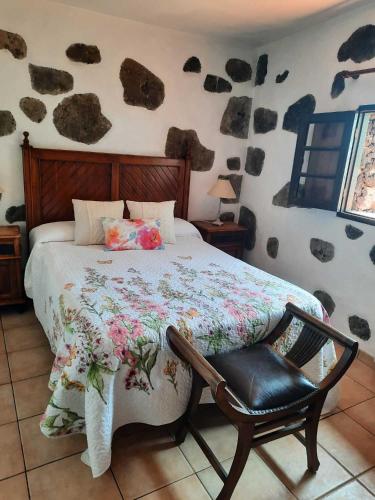 a bedroom with a bed and a chair at Casa Rural Sanjora in Valverde