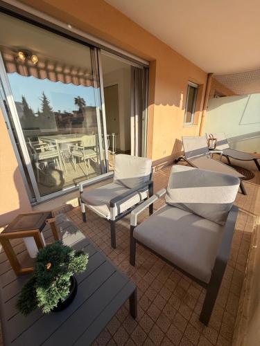 un salon avec des canapés et une table dans l'établissement A 200m des plages grand studio ouvrant sur très large terrasse, à Juan-les-Pins