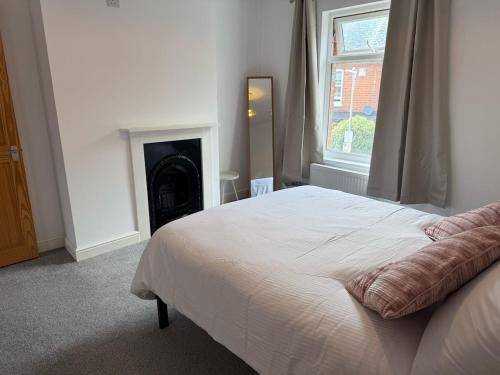 Katil atau katil-katil dalam bilik di Gorgeous 2 double bedroom Victorian House in Kent