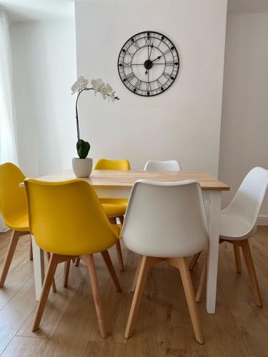Ruang duduk di Gorgeous 2 double bedroom Victorian House in Kent