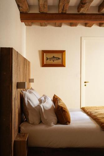 Letto o letti in una camera di L'Absinthe Hôtel