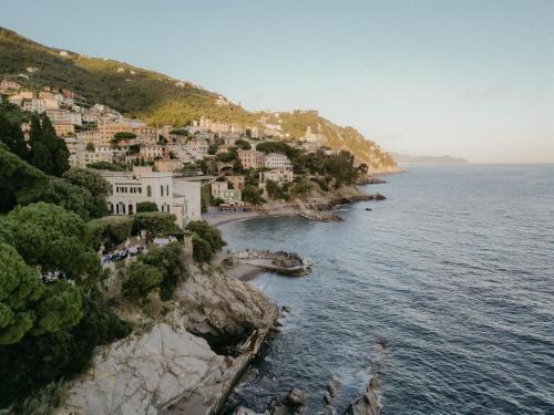 z góry widok na wioskę na wzgórzu nad oceanem w obiekcie Castello Canevaro w mieście Zoagli