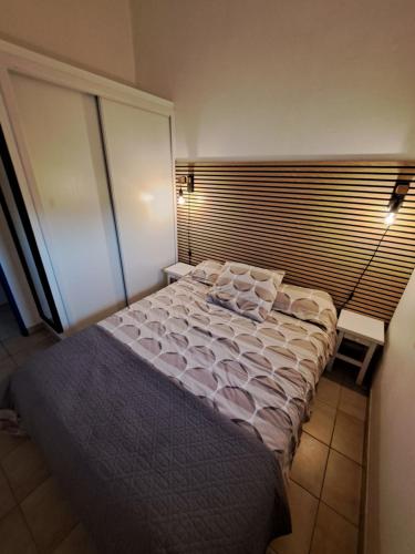 une chambre avec un grand lit dans une pièce dans l'établissement Patios de barcares, au Barcarès