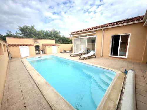 une piscine devant une maison dans l'établissement villa 8 personnes avec piscine, à Villeneuve-de-la-Raho