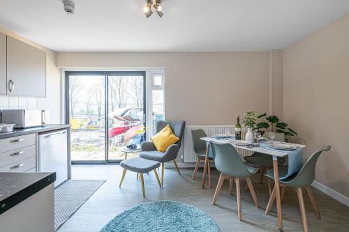 Una cocina o cocineta en The Properties at Plas Menai