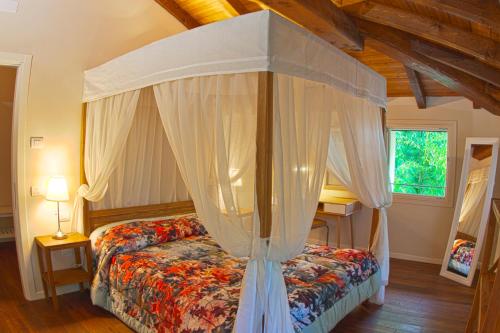 ein Schlafzimmer mit einem Himmelbett in einem Zimmer in der Unterkunft Locanda del Toro in Calderara di Reno