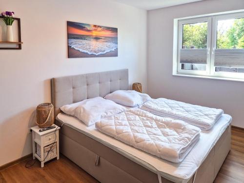 Postel nebo postele na pokoji v ubytování Ganz Frisch Ferienwohnung bis 6 Personen an der Nordsee
