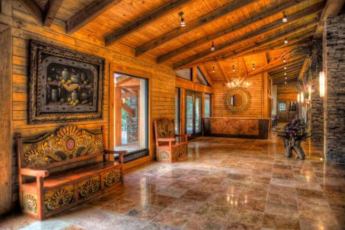 a living room with wooden walls and a ceiling at Bosques de Monterreal in Mesa de las Tablas