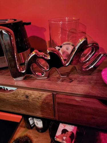 un groupe de paires de ciseaux assis sur une table dans l'établissement Gîte romantique Le Glamour, à Mazé