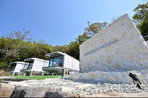 小豆島町にある瀬戸の浜ビーチアンドリゾートの岩の上にペンギンが立っている建物