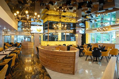 a restaurant with tables and chairs and a bar at Willa Biały Dom - Aquapark Panorama Morska All Inclusive in Jarosławiec