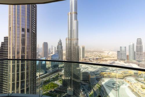 ドバイにあるMaison Privee - Sky-High Elegance with Unrivaled Burj Khalifa Viewsの高層ビルの頂上からの市街の眺望