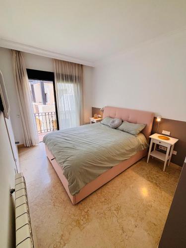 a bedroom with a large bed with a pink headboard at La Cabaña Roda Golf Sol in Roda