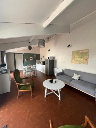 un salon avec un canapé et une table dans l'établissement Cottage les Écuries du faubourg, à Béthune