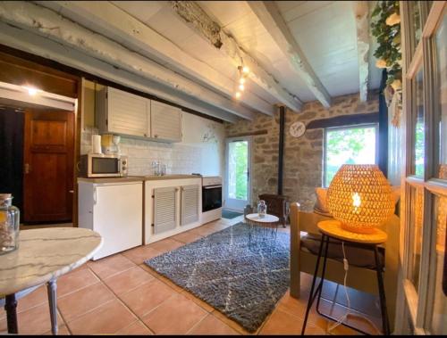 une cuisine avec une table et un comptoir dans l'établissement Gite le Onze beauval, à Saint-Dizier-Leyrenne