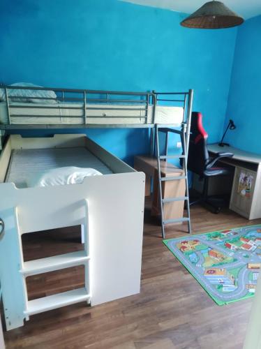 une chambre avec un lit superposé et un bureau dans l'établissement La néo-bretonne forestière, à Camors