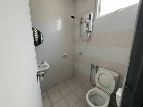 a bathroom with a toilet and a sink at TemuHomestay in Kamunting